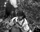 Лето 1995 года. Питер. Вместе с Наташей в кадре дочка Кати Борисовой Марта Салимова. Здесь ей 9 лет. Фото Дмитрия Иванишена.